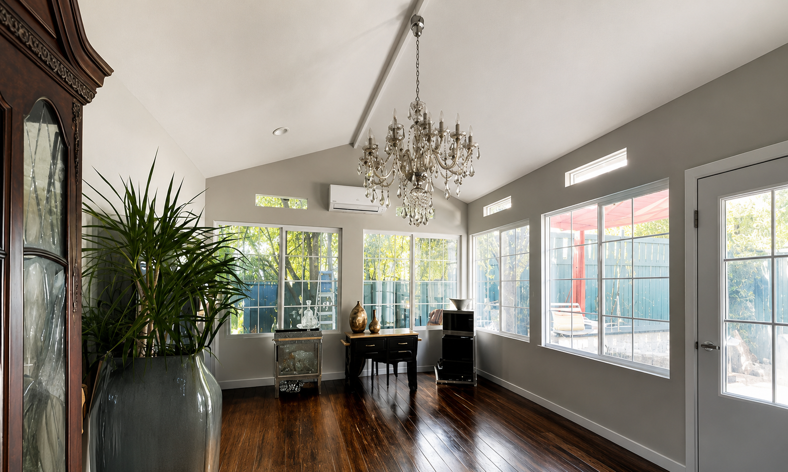  Vaulted ceilings and perimeter glazing help expand the perceived scale of the compact interior. 