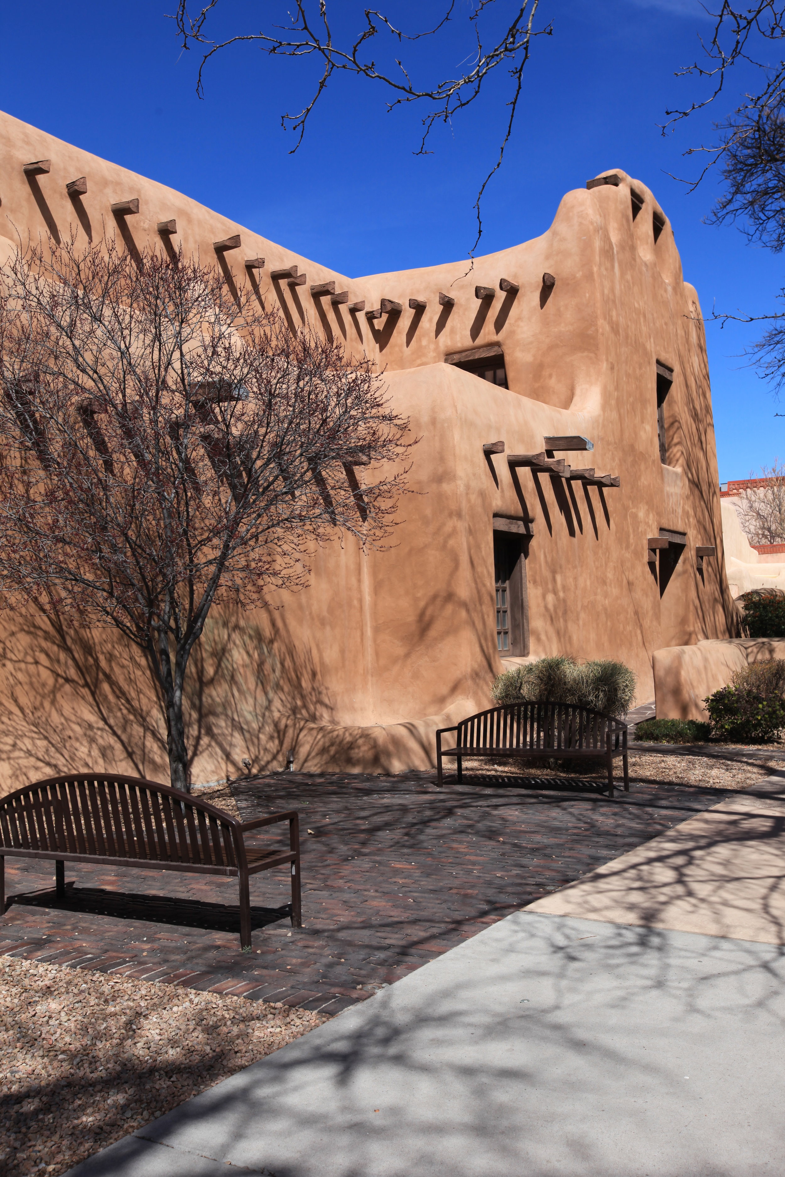 The New Mexico Museum of Art, built in 1915 in the Pueblo Revival style. 
