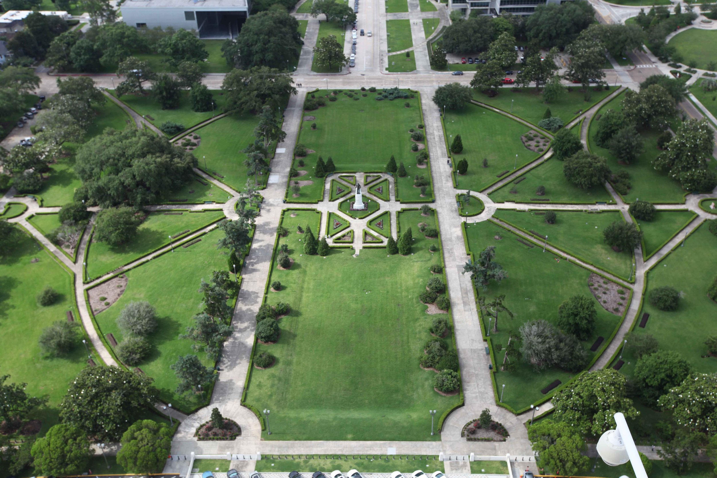  Huey Long's tomb and statue seen from above. 
