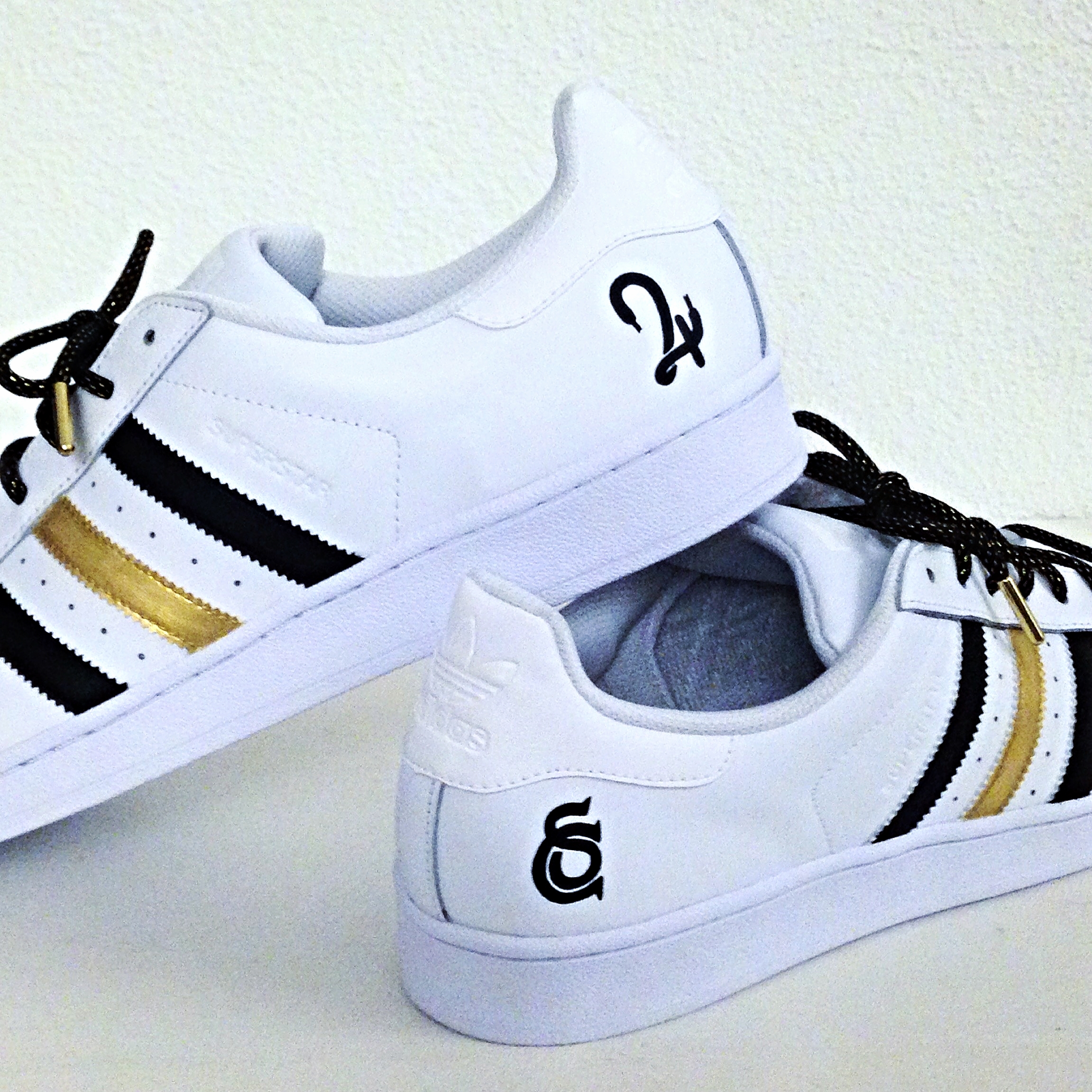 Sneakernavigator x StreetCouture Superstars