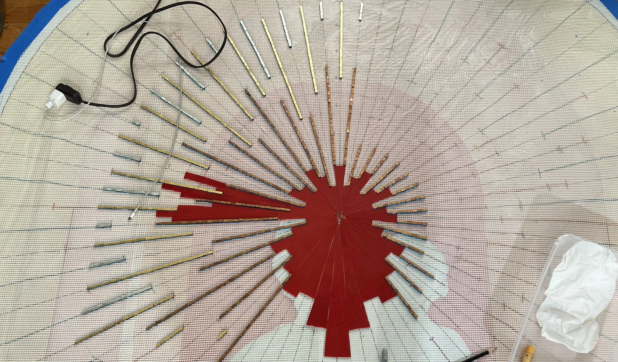 Smalti rays laid in first to establish the structure of the composition.