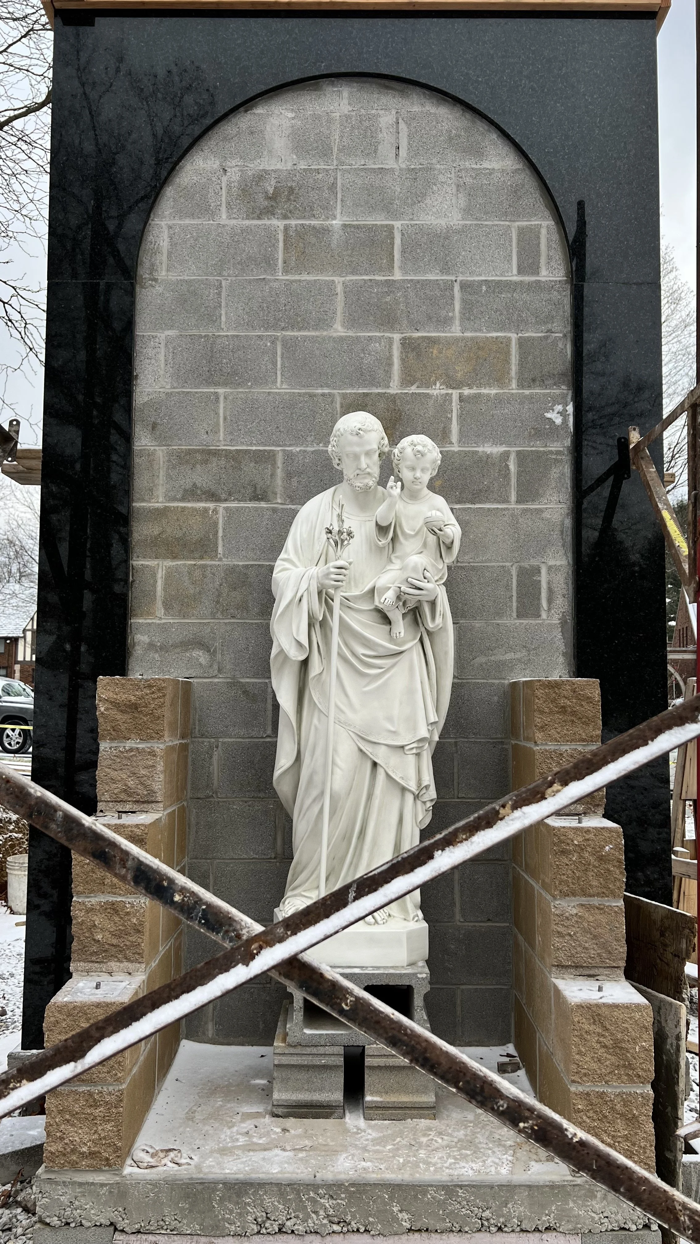 The wall and statue before the mosaic was installed.