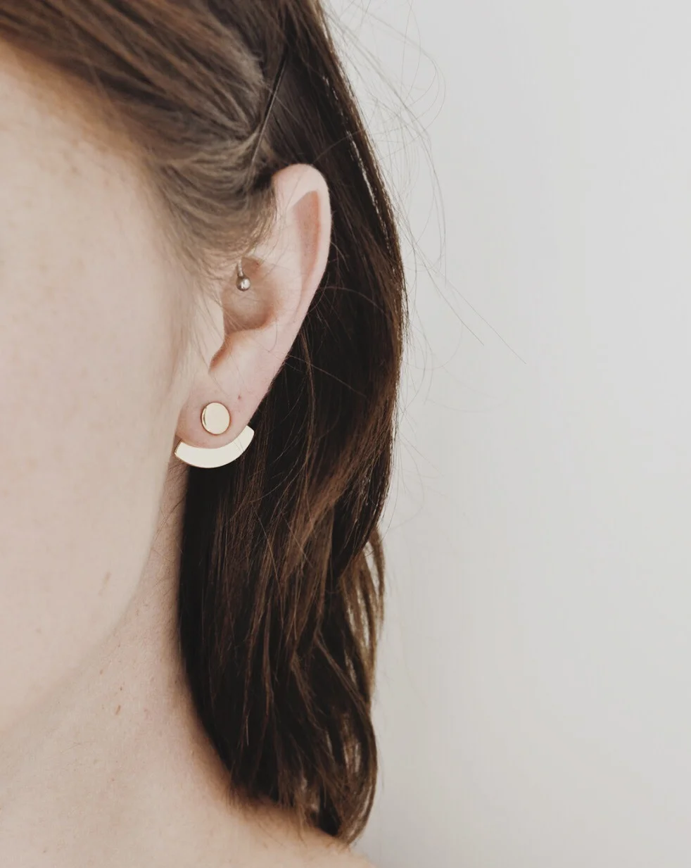 ear_jacket_curve_gold_circle_model.jpg