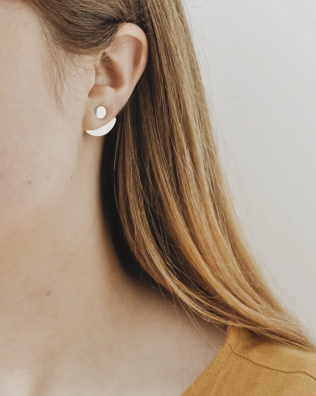 ear_jacket_curve_silver_circle_model.jpg