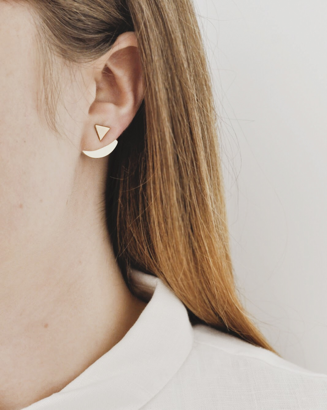 ear_jacket_curve_gold_triangle_model.jpg