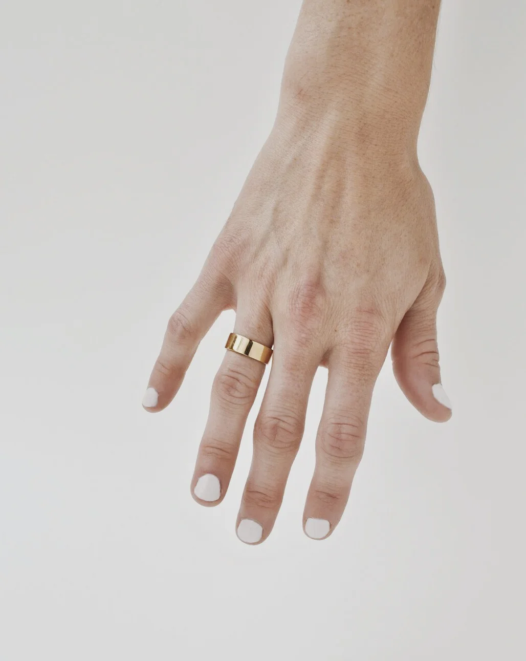 ring_band_gold_thick_female.jpg