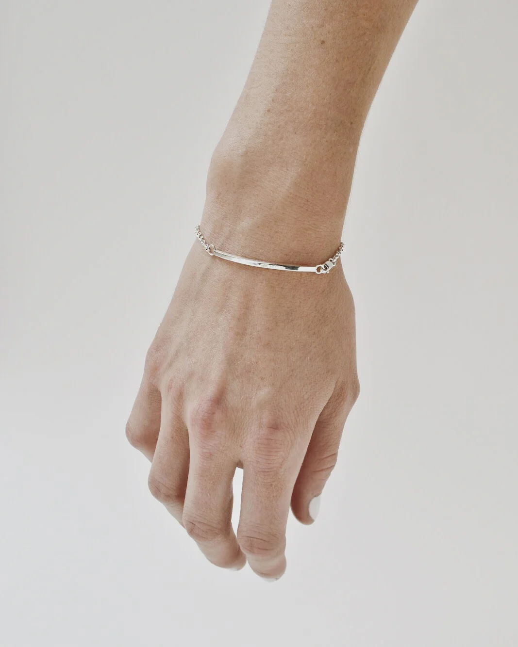 bracelet_reach_silver_hand.jpg