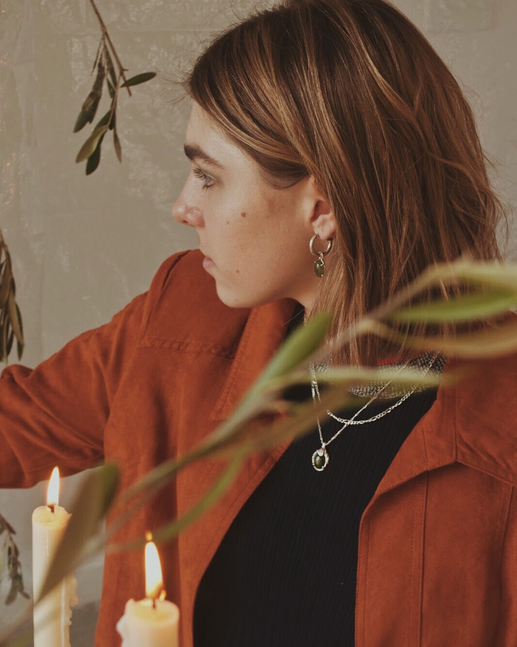 necklace_hoops_silver_jade_olive_hand_.jpg