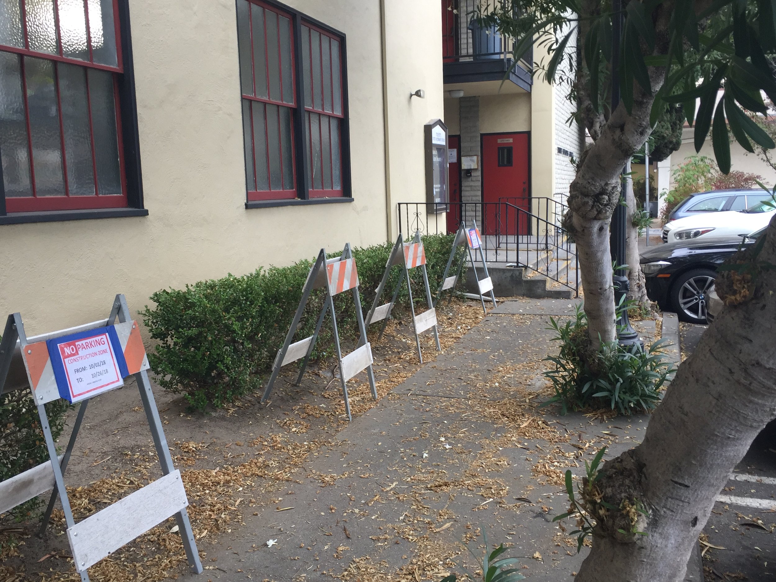 2018-09-28 Pre-demolition narrow sidewalk