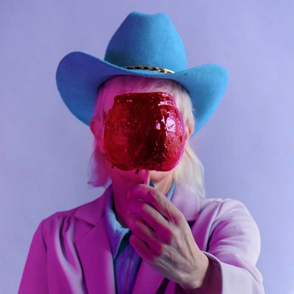 RAE SPOON RETURNS TO COUNTRY MUSIC, SHARES COVER OF CHARLI XCX’S “APPLE ...