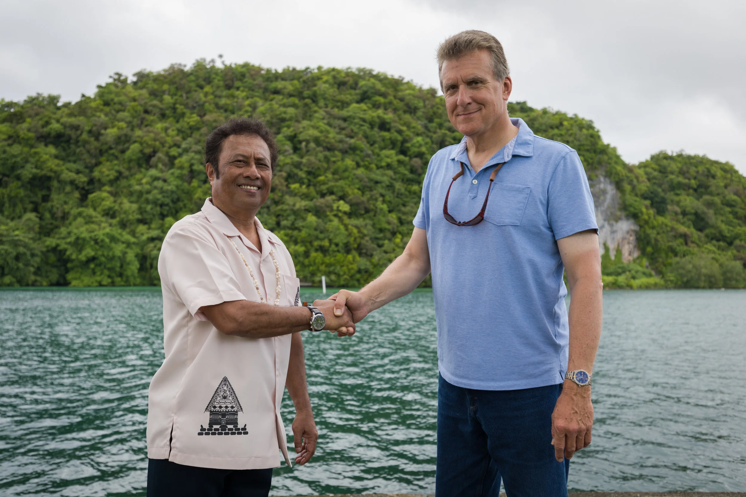 President Tommy Remengesau meets American Conservationist Mike Sutton.