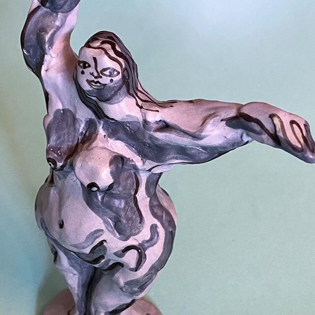 Finally got to glaze some of the figures I made at @radiusartstudio life drawing. Pretty happy with this monochrome babe.