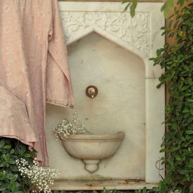 'every moon rolling fat through the night' — poetry by Zann Carter 