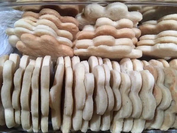 Stacking cookies in the tin almost doubles the amount you can include. (Photo by Charlotte Ekker Wiggins)