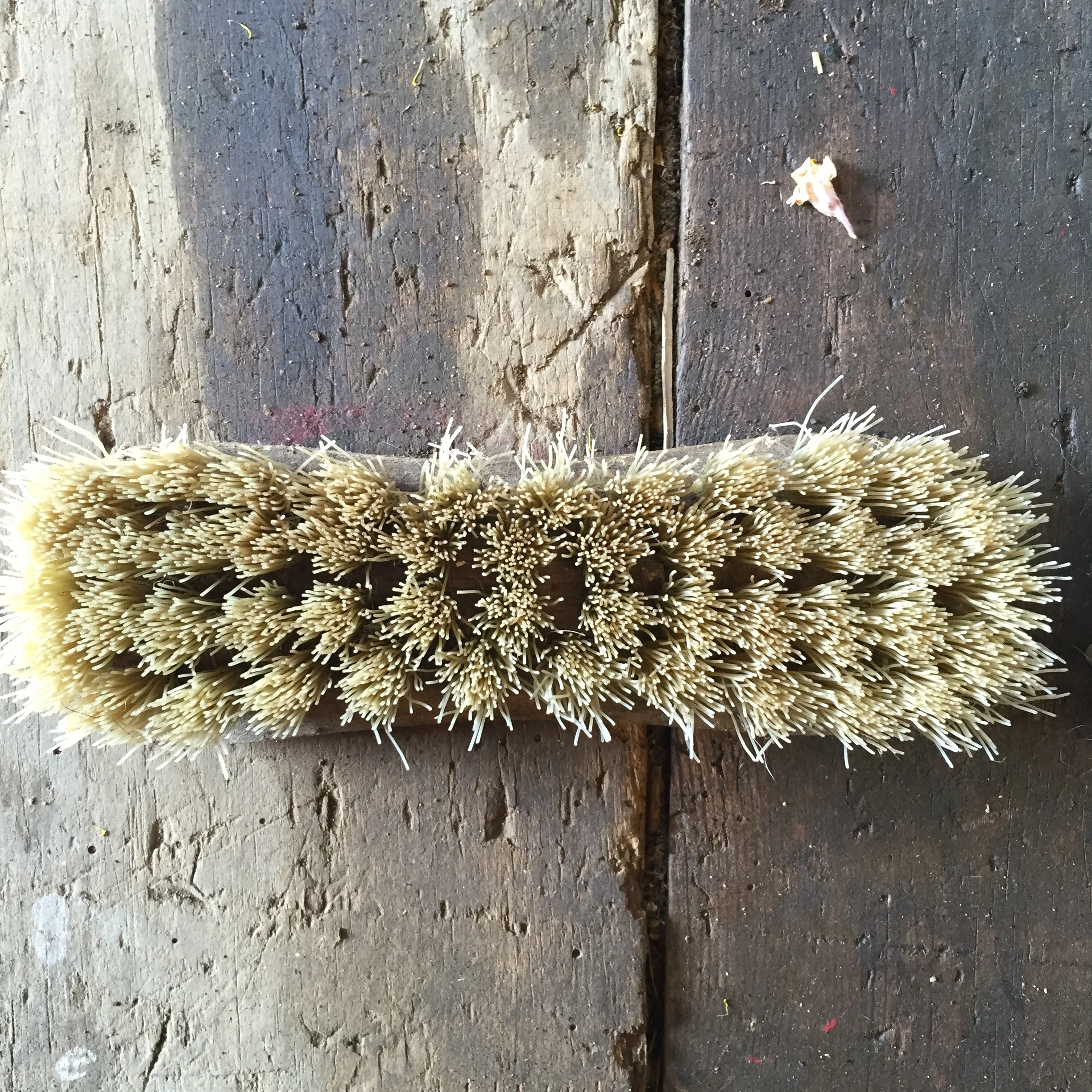  It is important to brush off dirt after each use if possible before storing.&nbsp;Ideally you have an old can sunken in the ground outside your pooting shed which is filled with sand and old oil that you can push your tools in to clean and oil them 