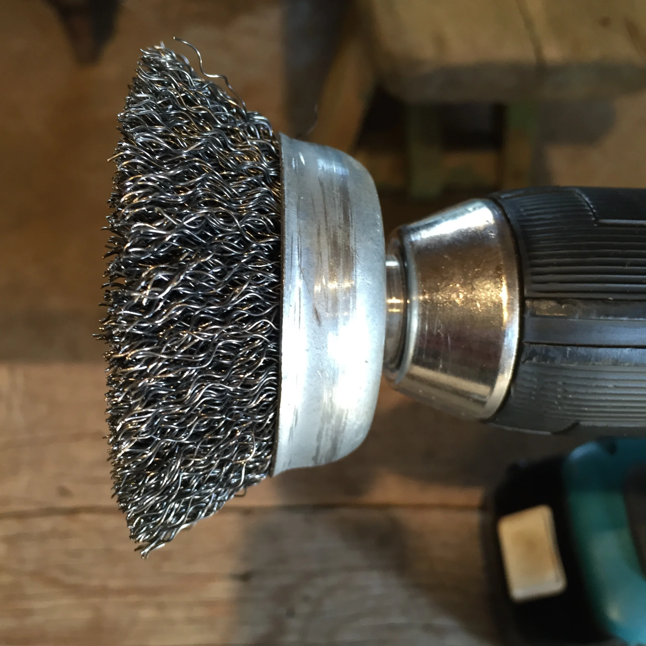  Attach the tools with a vice to a workbench, allowing both hands to be free. &nbsp;Brush the dirt off. Then if the tool is very rusty use a wire cut brush (a drill attachment) to remove the rust.&nbsp; 