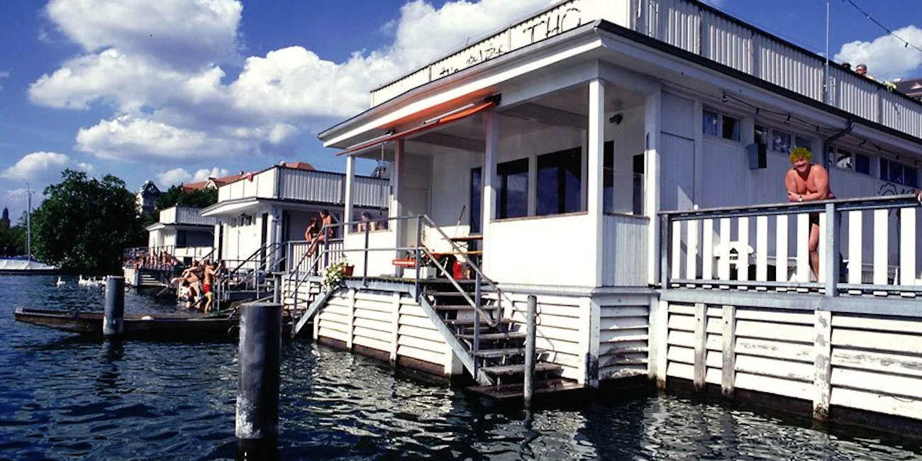 Best Bars Zurich ~ Bad Utoquai / Photo: Bildarchiv Sportamt Zurich Facebook BadUtoquai