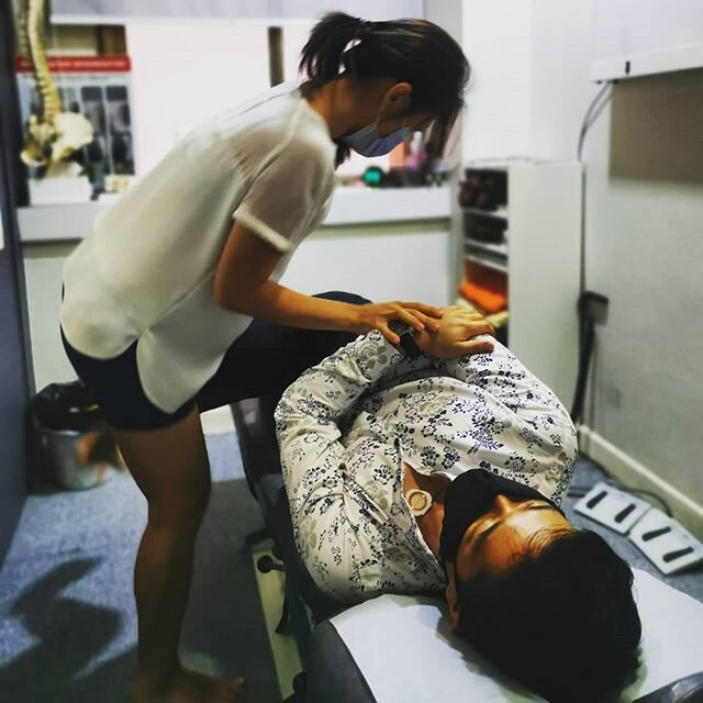 𝐈𝐭'𝐬 𝐦𝐲 𝐭𝐮𝐫𝐧! 🙋🏻&zwj;♂️⁣
⁣
🔥 So glad that my friend and fellow chiropractor Dr Choo wanted an adjustment. Cos that means I get one too! ⁣
⁣
I certainly know why my clients wanted appointments asap post-lockdown. 𝘊𝘰𝘴 𝘯𝘰𝘸 𝘐 𝘧𝘦𝘦𝘭 