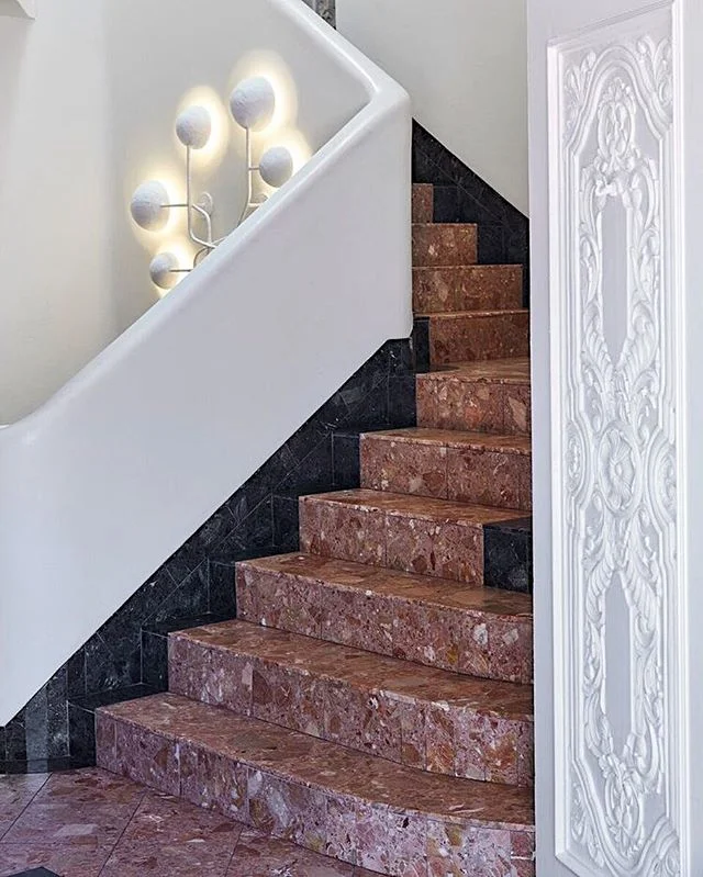 Stair case or piece of art? As a transitional space it can often be overlooked. This staircase showcases a beautiful merriment of materials, textures and colours. It’s easier to be braver in a transitional space so why not go crazy on the staircase?! By one of our favourite designers @tamsinjohnson 👏 #houseofsuisui - - #interiorslondon #residentialdesign #hospitalitydesign #Staircase #residentialdevelopment #hoteldesign #boutiquehotelawards #stairdesign #londondesign #londoninteriors #interiordesigner #designblog #interiorblog #interiormagazine #art #royalacademyofarts #theworldofinteriors #elledecor #shoreditchhouse #sayhito #vogueliving #britishdesign #instainterior #instadecor #instadesign #hoteldevelopment #deezeen #wallpapermag