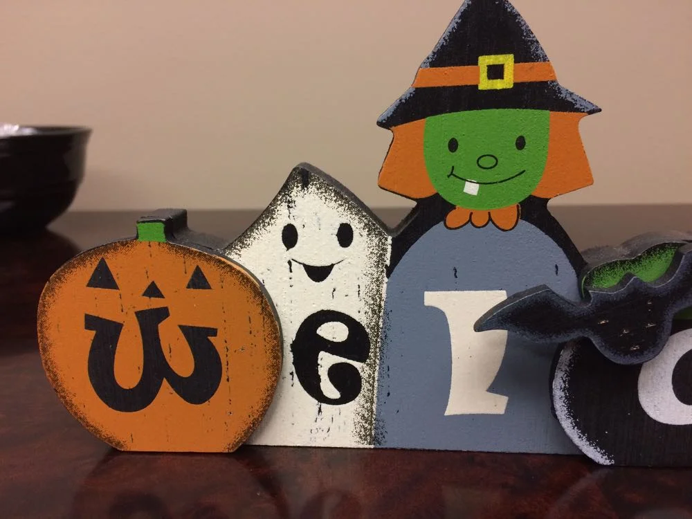 Creative ways to add Halloween to a welcome sign.