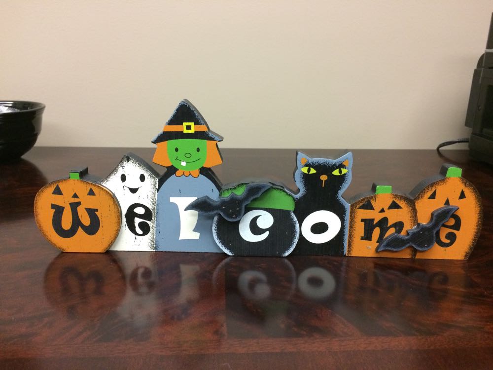 Here is the Halloween sign with all parts together. Cute, don't you think?