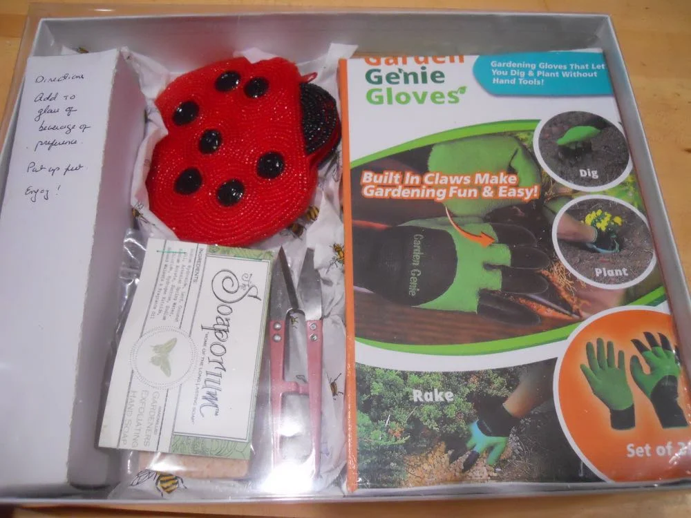 Here's the personalized gardener gift set right before I added the ribbon and sticker.
