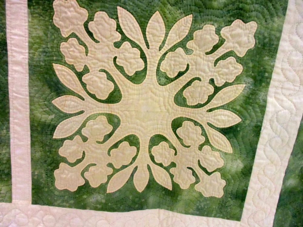 What Hawaiian flowers are these in the quilt block? (Photo by Charlotte Ekker Wiggins)