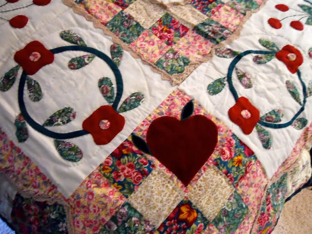 Country Sweetheart handmade quilt also has hearts at the corners. (Photo by Charlotte Ekker Wiggins)