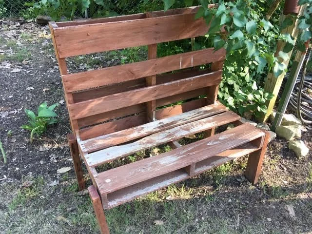 This garden bench was made out of one wooden pallet. (Photo by Charlotte Ekker Wiggins)