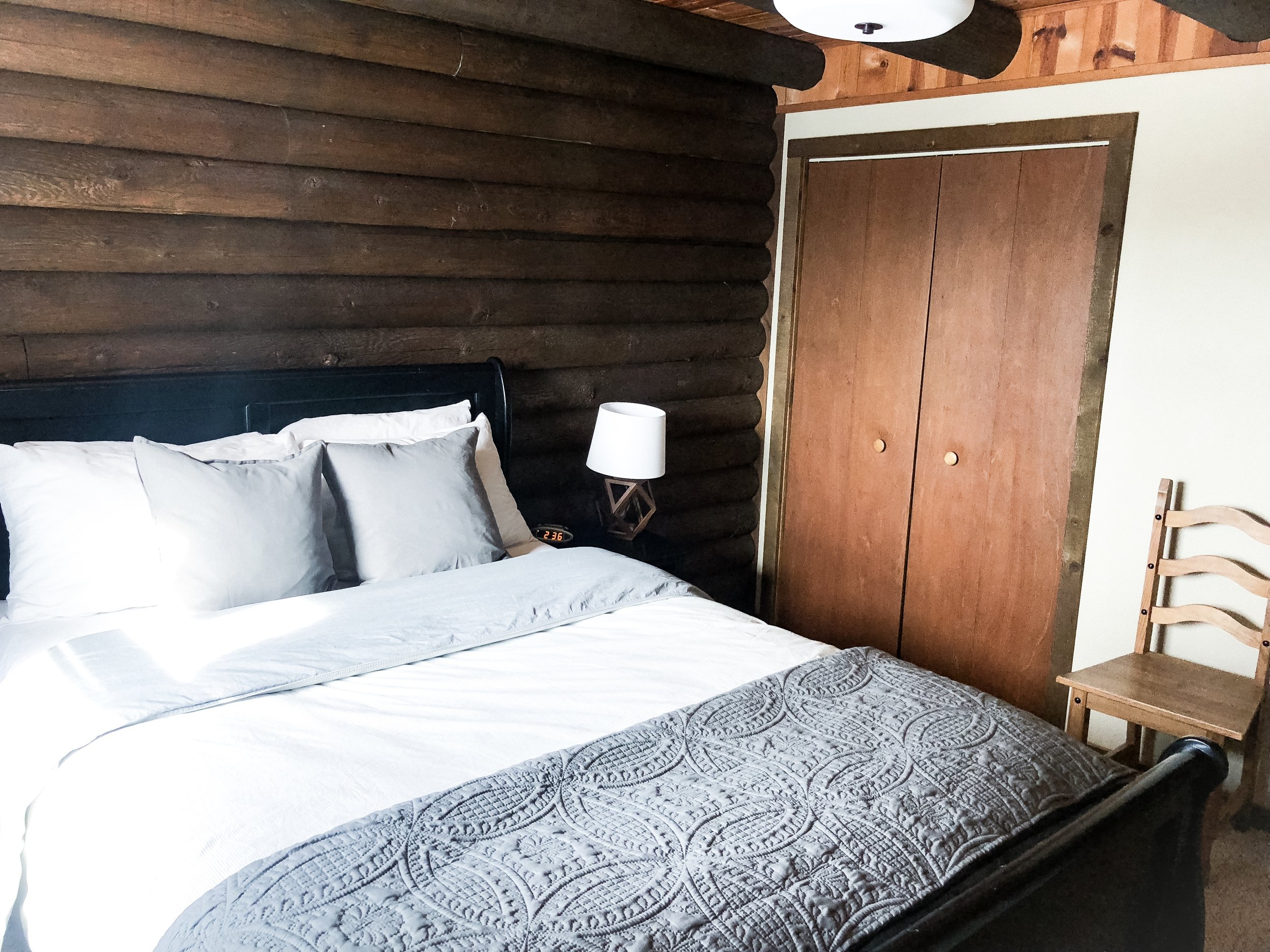 Knotty Pine Guest House-Cabin Getaway in Northeastern Iowa