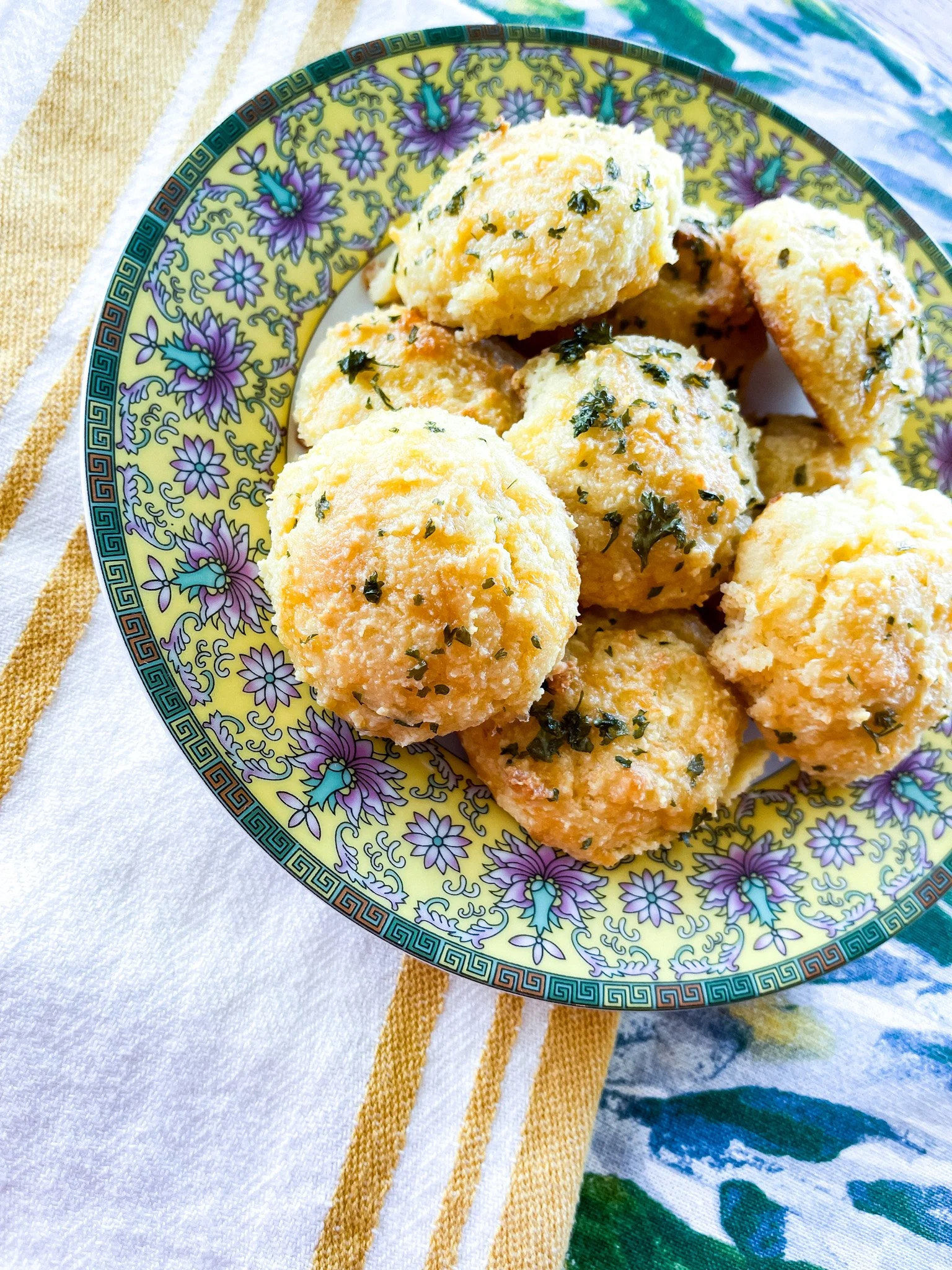 Keto Cheddar Garlic Biscuits (Low Carb Red Lobster Copycat) H. Prall