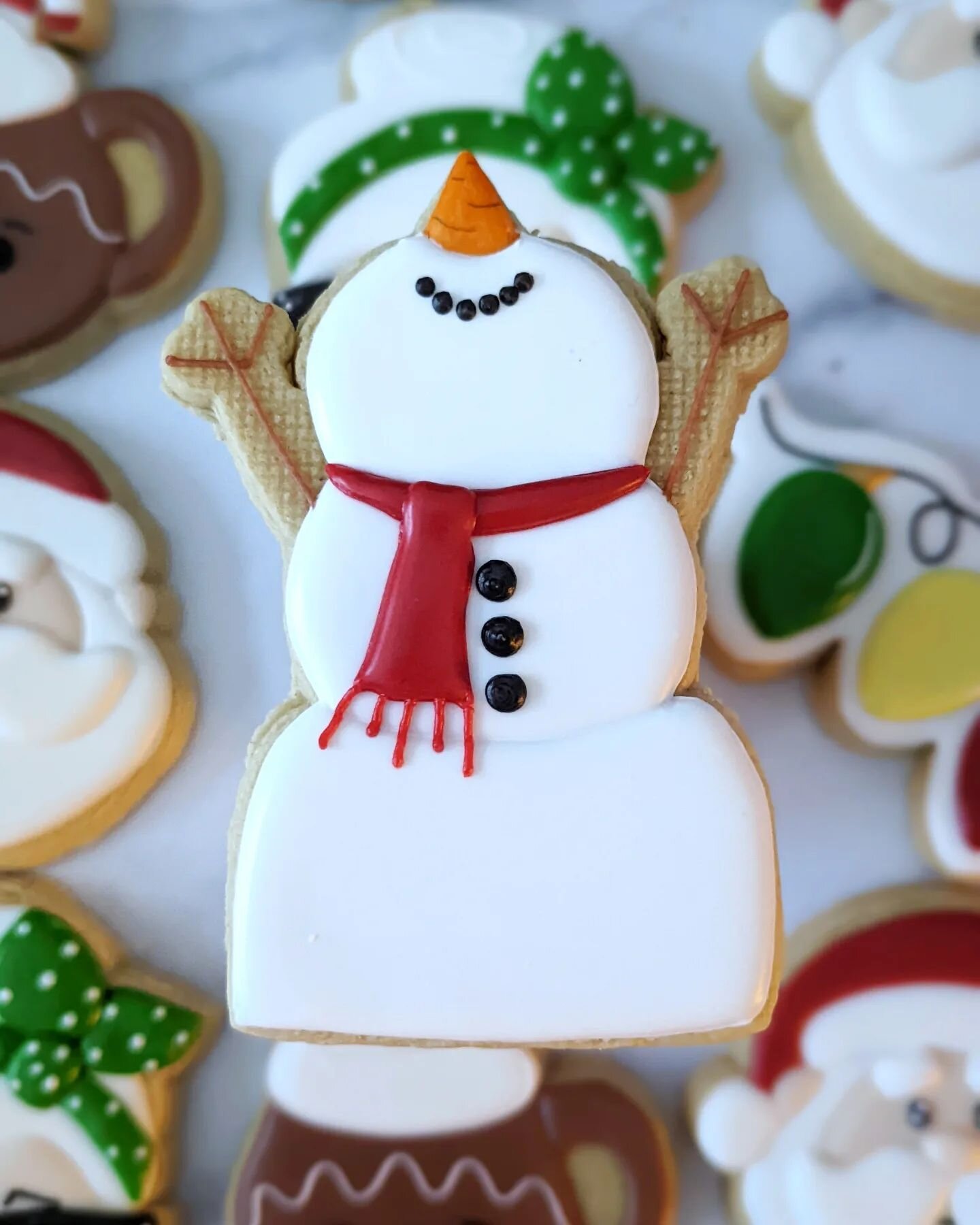 &quot;Santa is coming!!&quot; Screamed the excited Snowman ☃️☃️☃️
.
#Christmas #SantaIscoming #Santa #Snowman #excited #Happy #HappySnowman #SugarArt #EdibleArt #CookieArt #Cookies #CustomCookies #Nyc #cookier #CookieSets #Cookies
