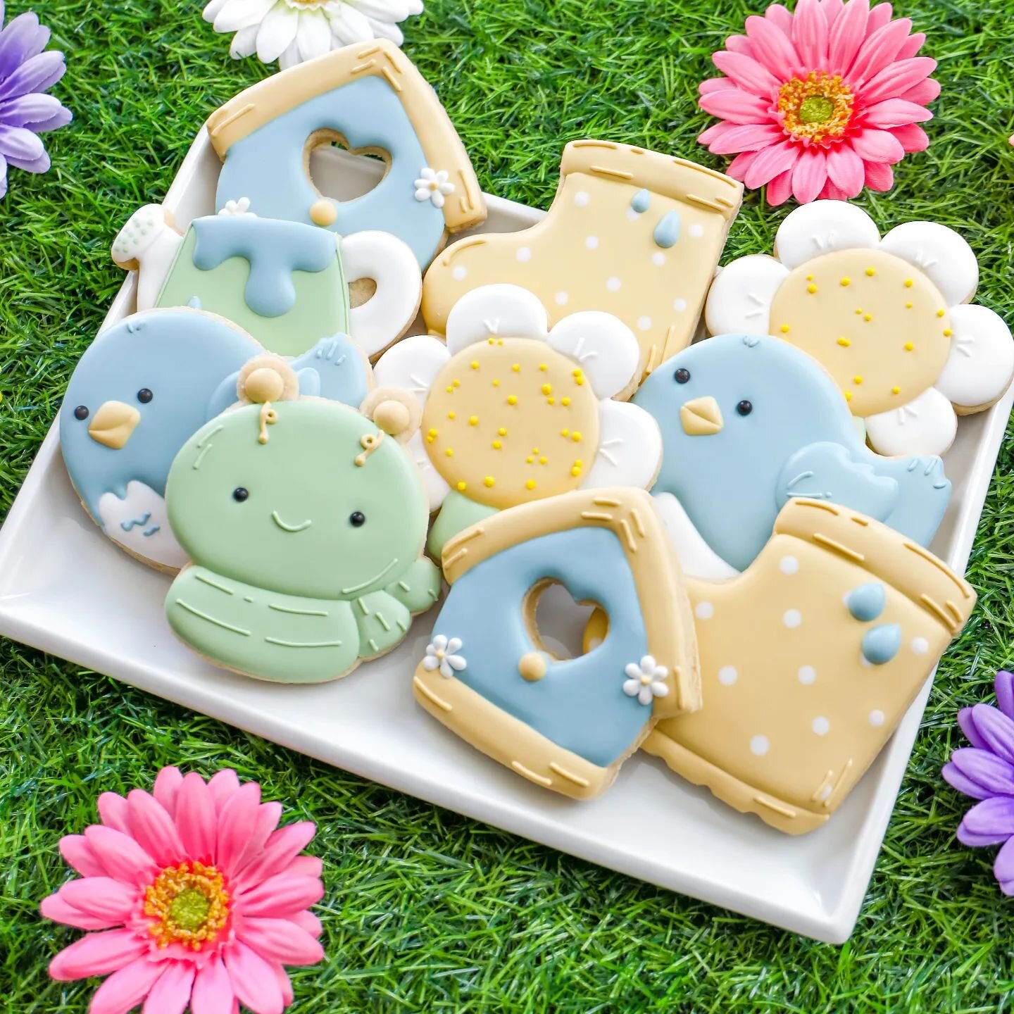 Spring has sprung!! 🌼 (At least in cookie form 🤓) 
.
Our Spring Fun Cookie Decorating Class is here!! Learn all about sugar cookie decorating in this amazing 2-hour class. 
.
Only 8 seats per class** Link in bio! 💜 Can't wait to decorate with you!