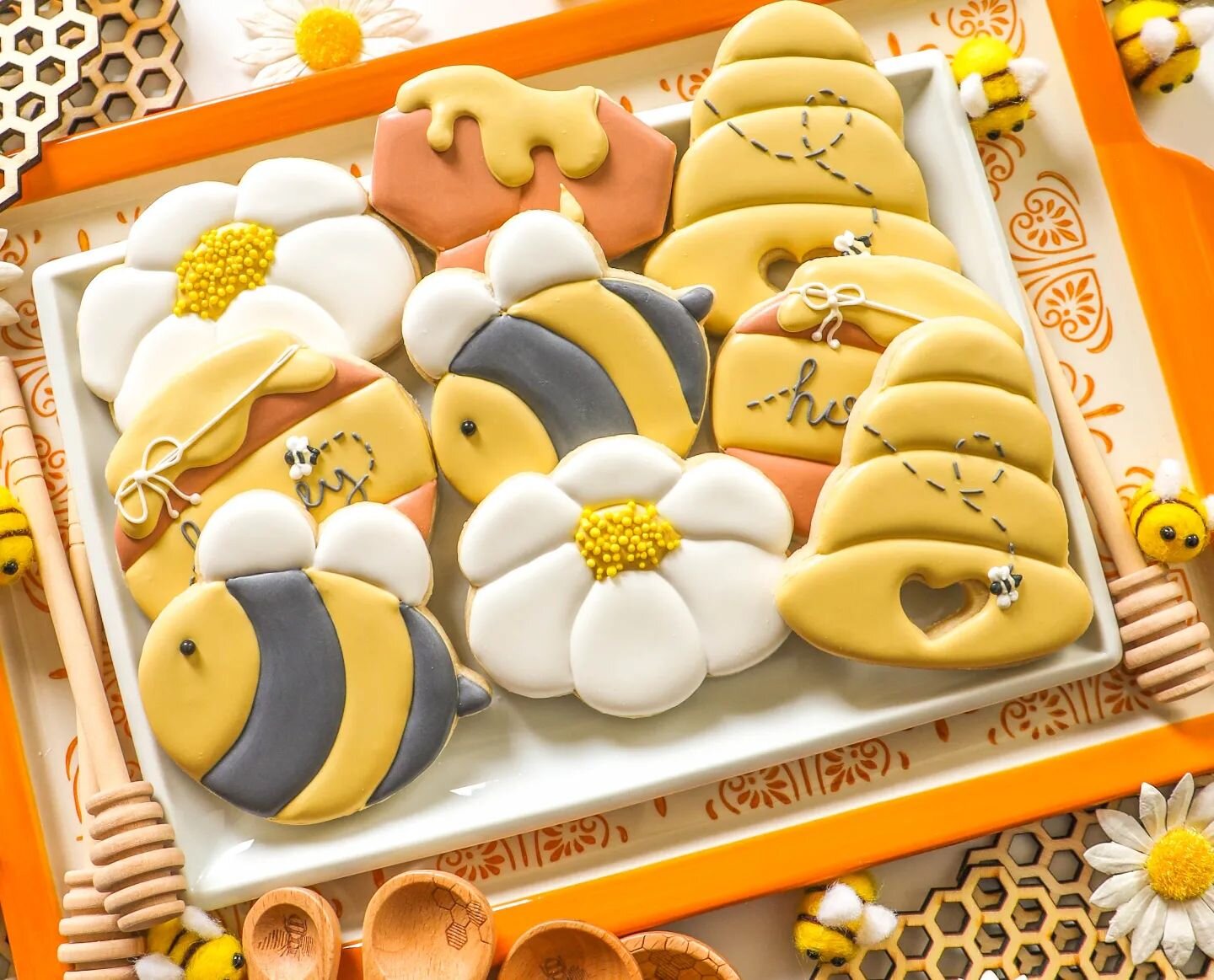 May cookie class is here and it's BEE-UTIFUL! 
.
Join me for some fun cookie decorating on May 7th at @billysbakerynyc! Link in bio 💜
.
#Class #CookieClass #UpperWestSide #SugarArt #CookieDecorating #Cookies #ThingsToDoNyc #NycEvents #Events #SugarA