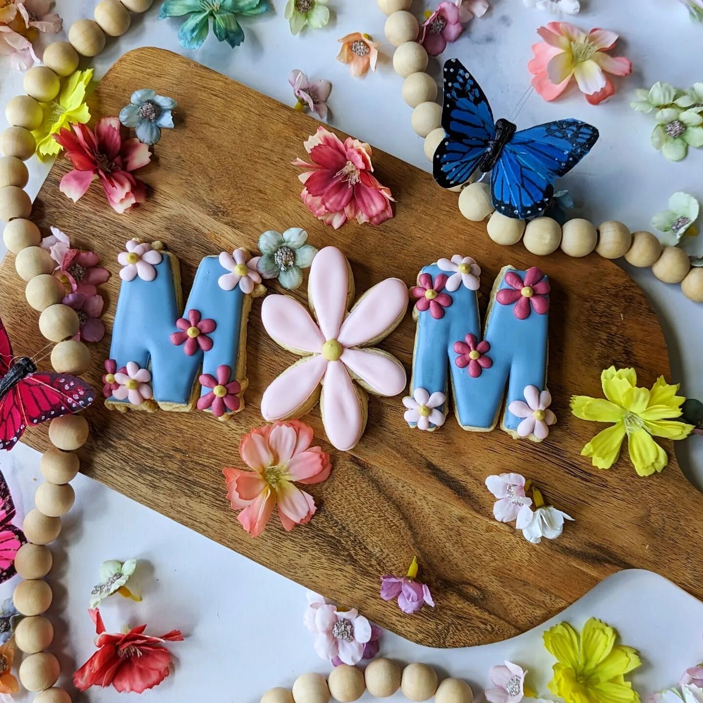 Sweetest way to show momma we care- handmade sugar cookies with love to spare! 🌸
.
Link in bio*
.
#MothersDay #Mommy #MommysDay #Mom #Cookies #Gift #CookieTreats #SweetTreats #SugarArt #CookieArt #Flowers #Gifts #Surprise #Treats #Nyc