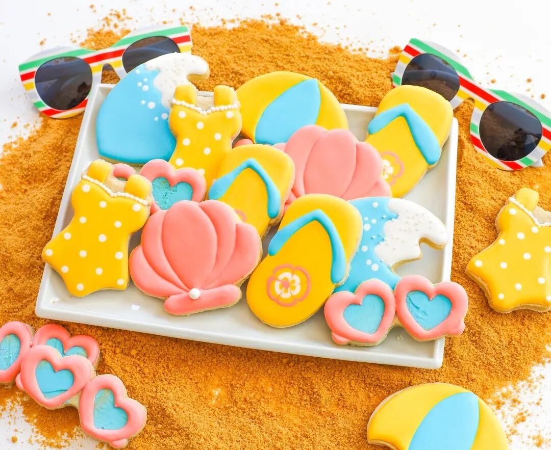 👙🌴 Ready to add some tropical flair to your baking skills? Join me for a beach-themed cookie class! You'll leave with cookies and a nice tan ☀️ (ok- no tan. But the cookies will look amazing! 🍪🔥). Sign up link 👇
.
🔗 www.sugarsketch.com 💜
.
Dat