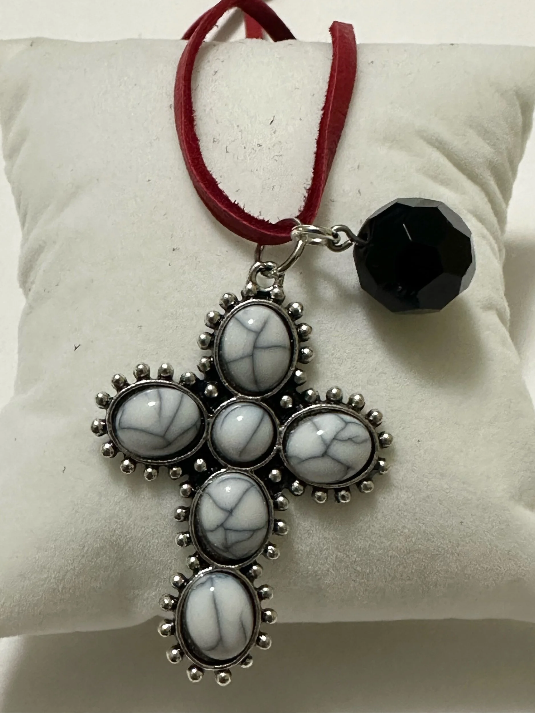 Crucifijo blanco con azabache