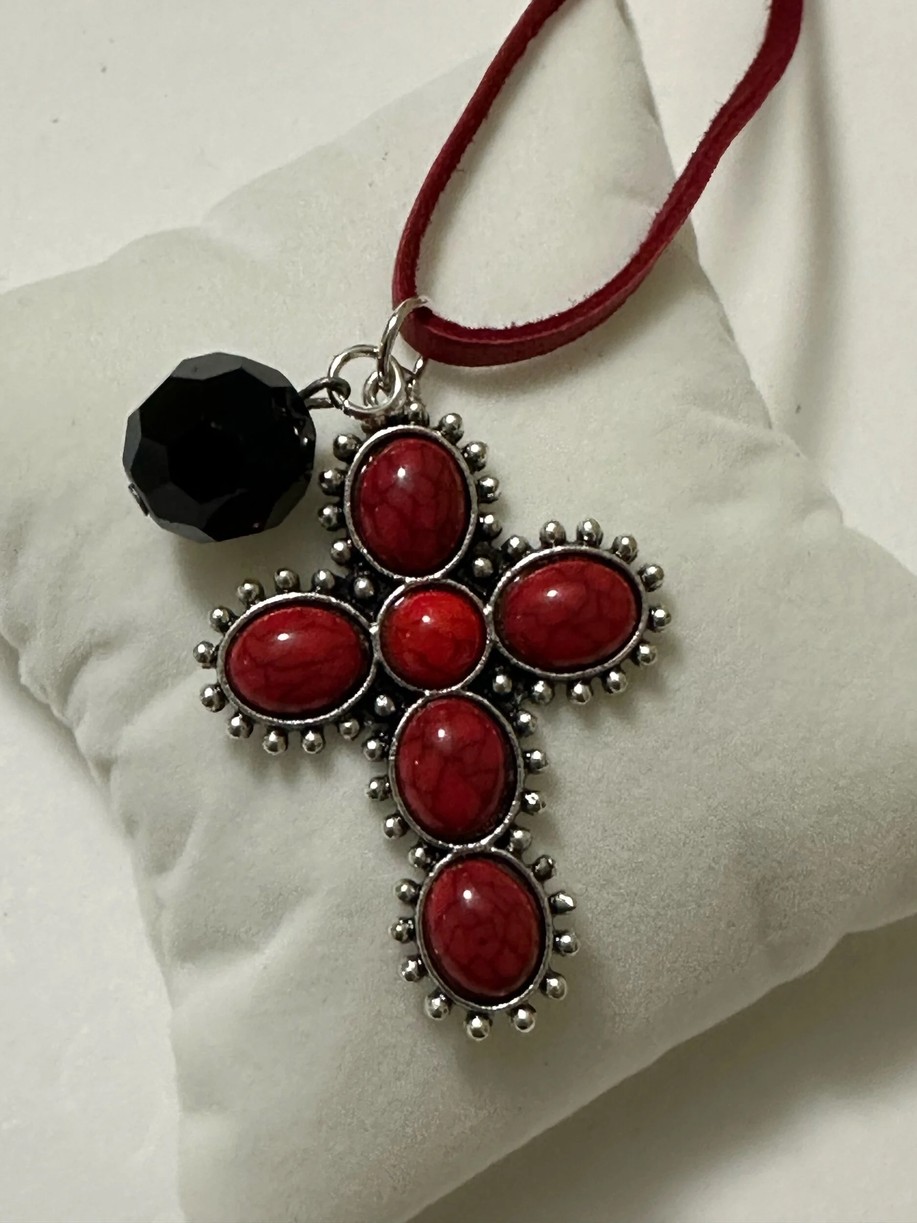 Crucifijo rojo y Azabache