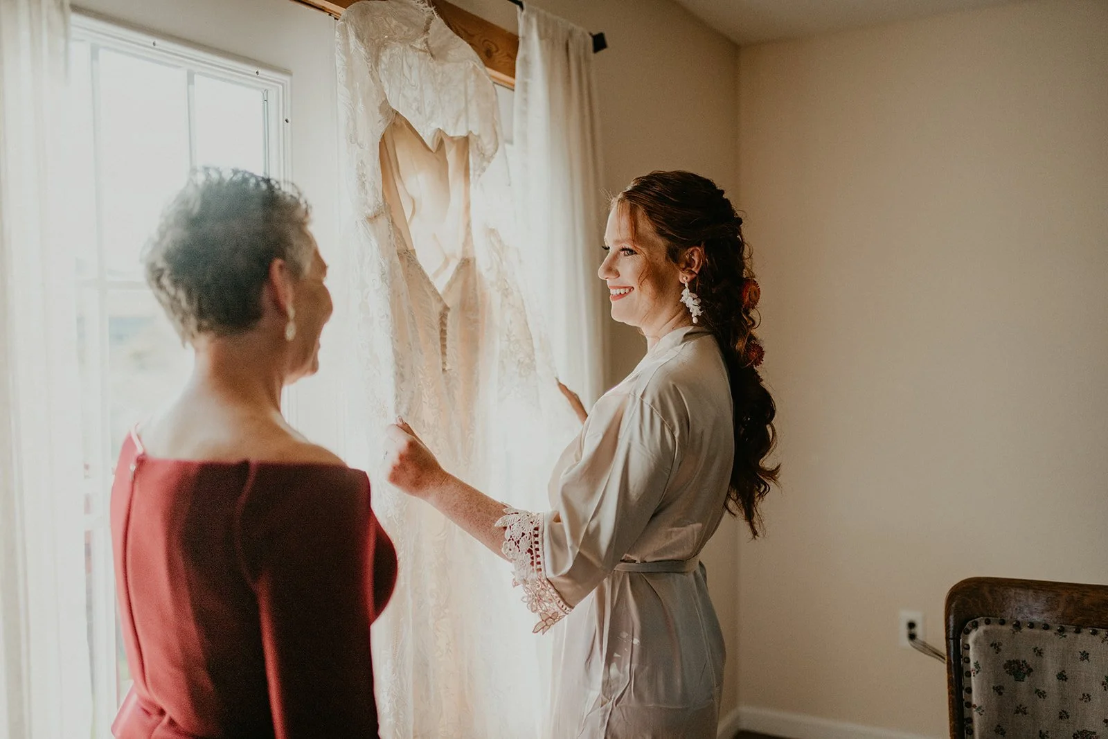 Share a Private Moment with Your Mom Before You Walk Down the Aisle
