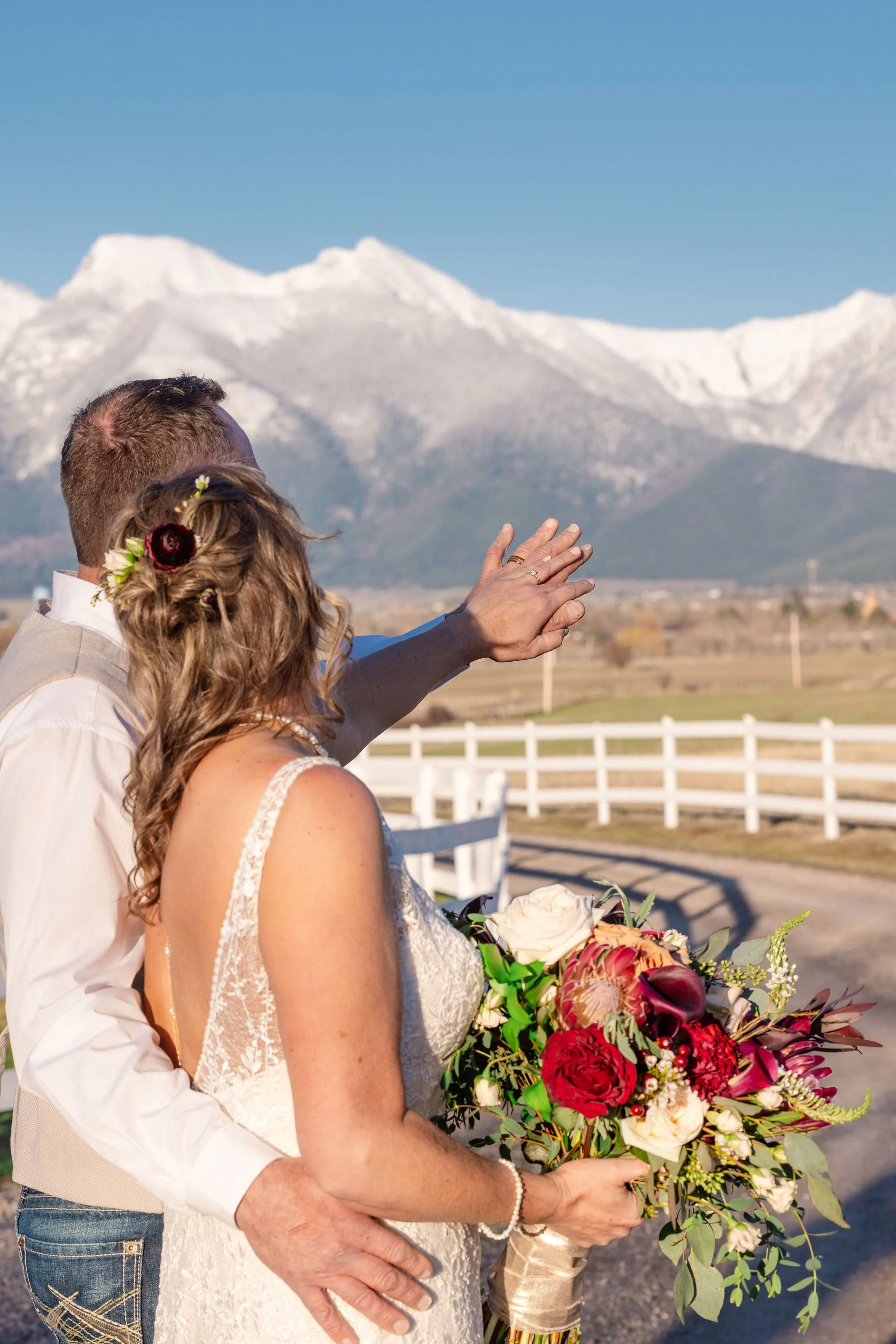 Celebrate your winter/off-season wedding at Rugged Horizon with snow-covered mountains and beautiful valley views. The Rugged Horizon wedding venue is heated inside to keep you cozy even when it's cold outside. Photo by Renske Photography