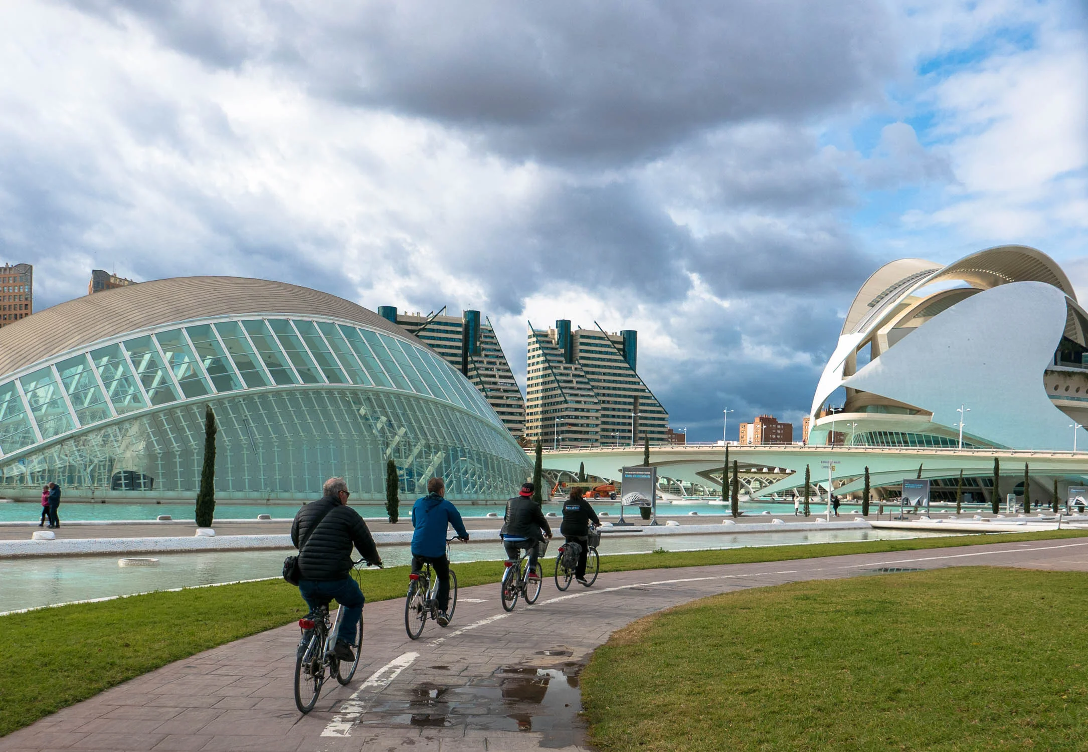 Bicycle tour in the City of Science with Valencia Bike Tours. 