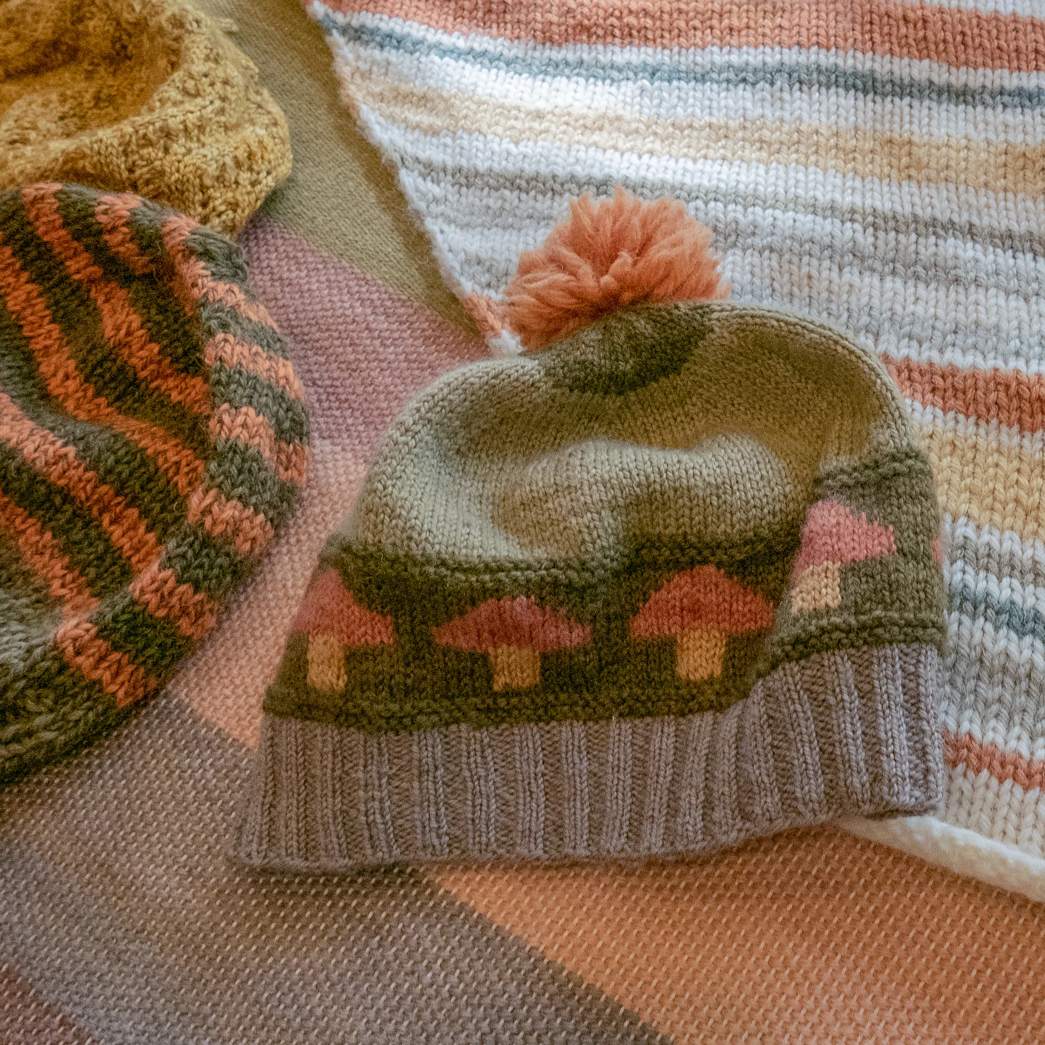Yarns, died with mushrooms.