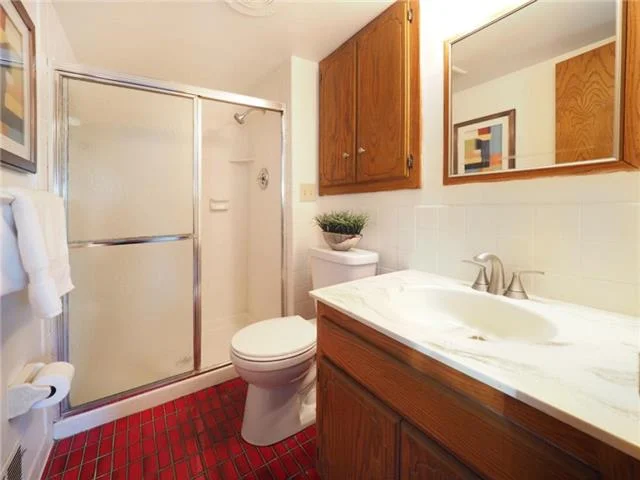 Main level guest bathroom (before)