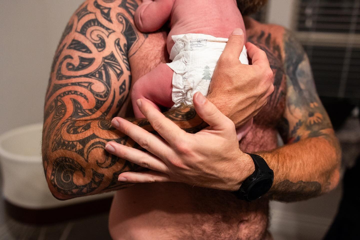 We always make sure that dad also gets skin to skin time 🤍 photo: @fat_baby_photography