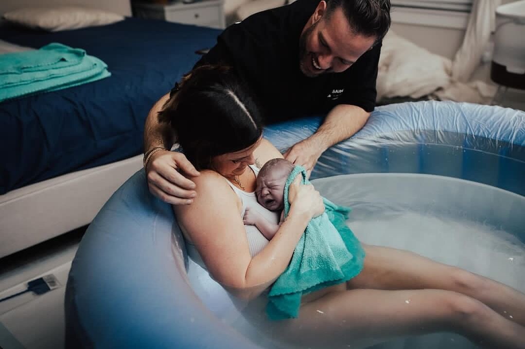 What a beautiful way to be born 🥹 A gentle waterbirth, caught by his own mother, surrounded by people that love him. What an honor to witness 🤍 photo credit: @carmen.bridgewater