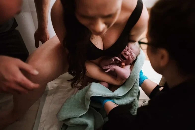 I&rsquo;ve been sitting on these images and this birth story for a few months now because I wanted to formulate the perfect caption to express how much I have loved caring for this woman &amp; the magic of homebirth that allows for the entire family 