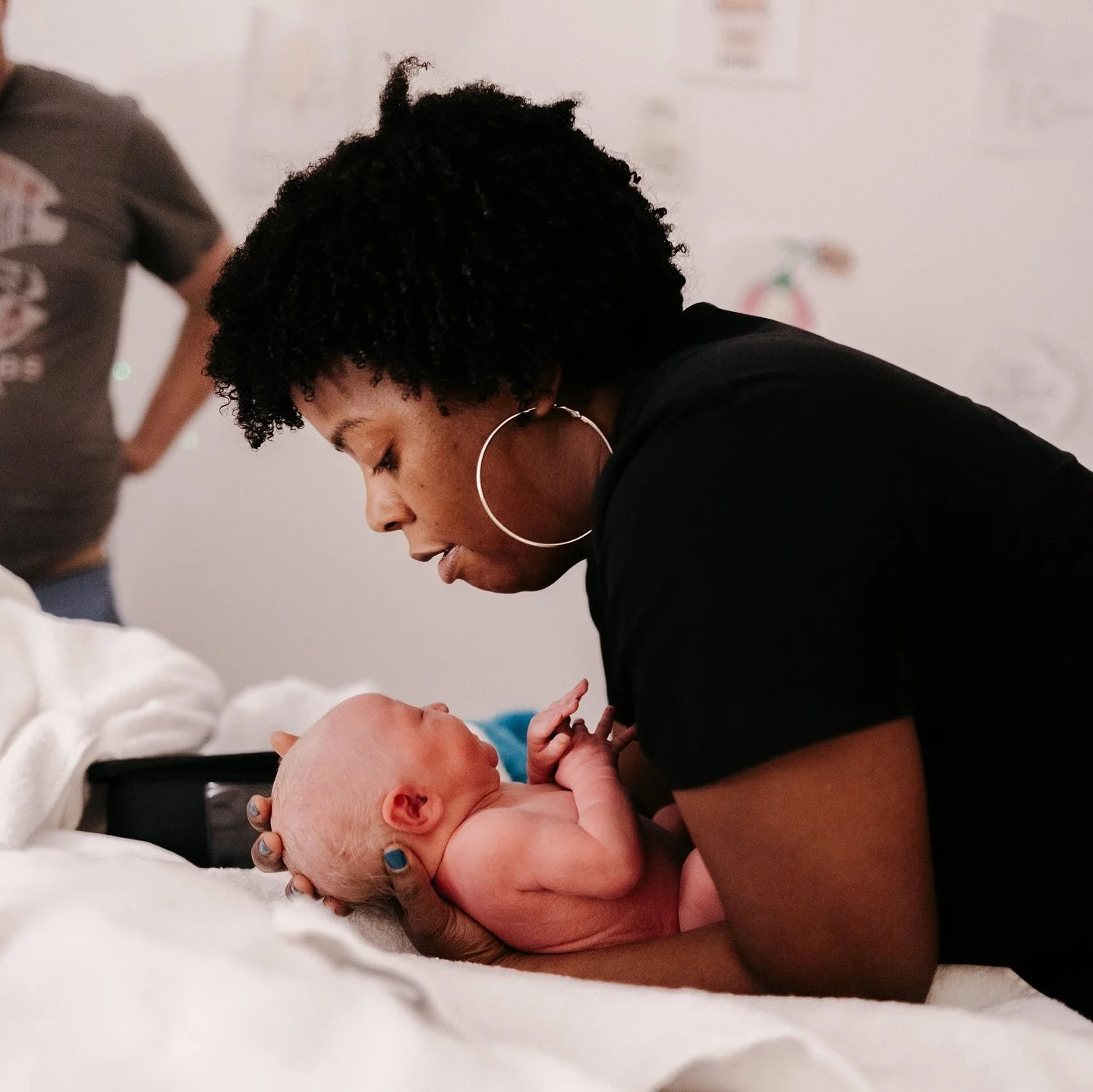 What if newborn exams could look like this? With your baby&rsquo;s provider tenderly assessing head to toe, with reverence. With respect. In the presence of their parents. What do you remember about your baby&rsquo;s exam? Photo credit @bweaverphotog