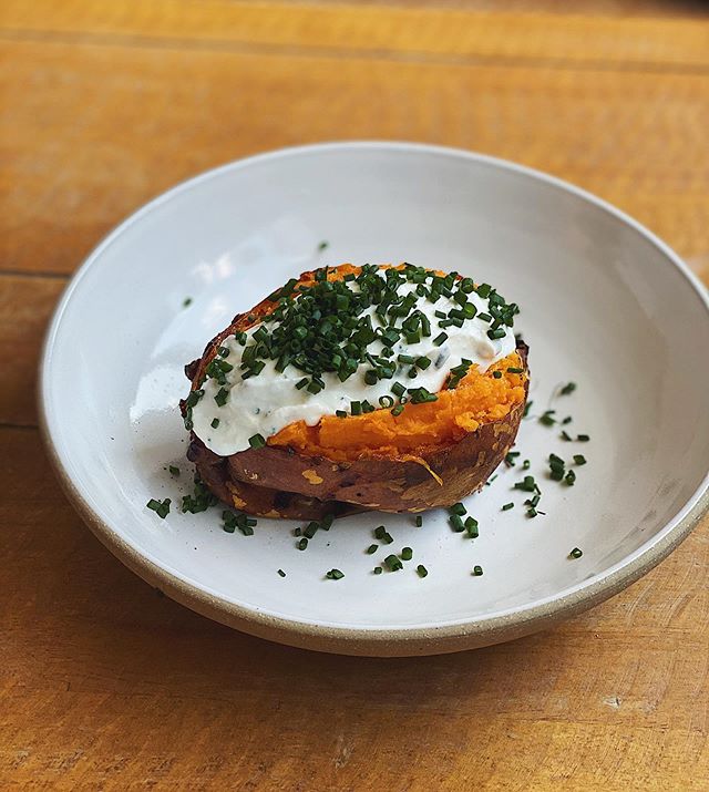 I dunno I just felt like eating a sweet potato loaded with sour cream and chives for lunch. #chezfaye #fayemade