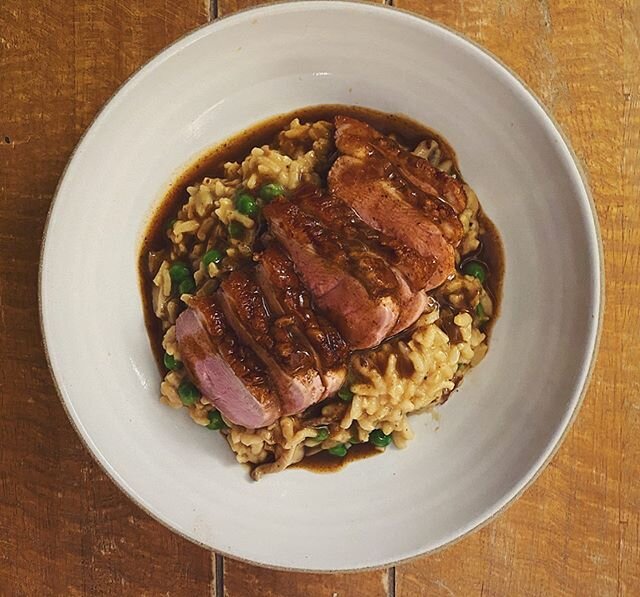 Christmas dinner! 🎄Seared duck breast, porcini and pea risotto, red wine + duck fat sauce. Some hot tips 4 u: (1) Tested cooking the duck two ways: fully pan-seared on stove-top, and sous vide. Stove-top won; sous vide yielded perfect meat, but it w