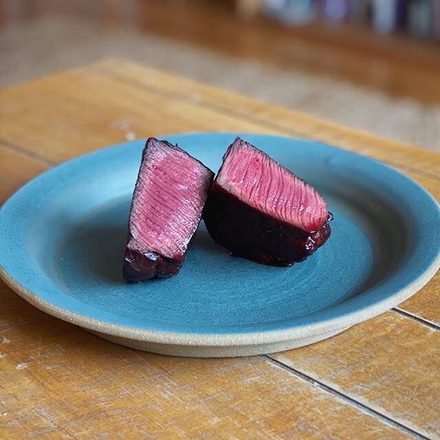 Tested two methods to cook this filet mignon: Oven (pic 1+2) won over sous vide (pic 3). Gotta use the &ldquo;reverse sear&rdquo; method: (1) Salt the meat and let it rest uncovered in the fridge overnight. (2) Roast in oven at a super low heat&mdash